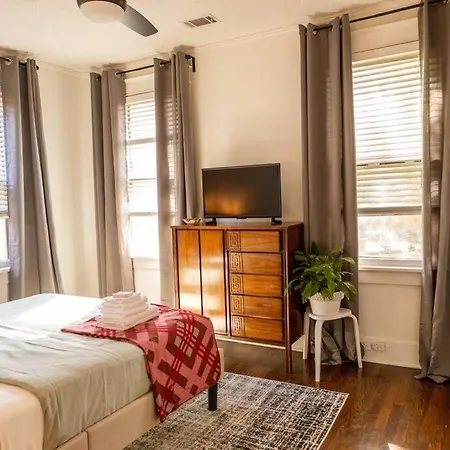 J Birds' Bungalow In The Heart Of Midtown